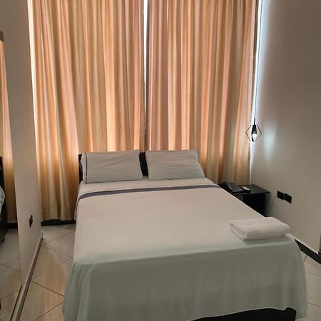 Bryss Hotel Santo Domingo de los Colorados Kültér fotó